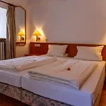 Hotel Am Weißen Turm 2*
